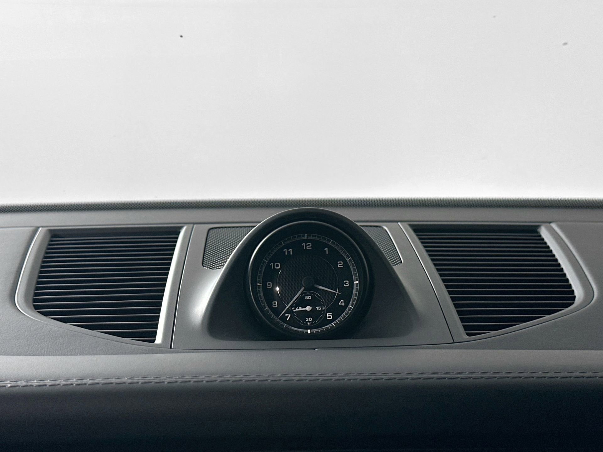 Certified 2025 Porsche Macan image 25