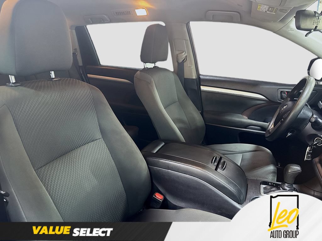 Used 2019 Toyota Highlander LE FWD image 29