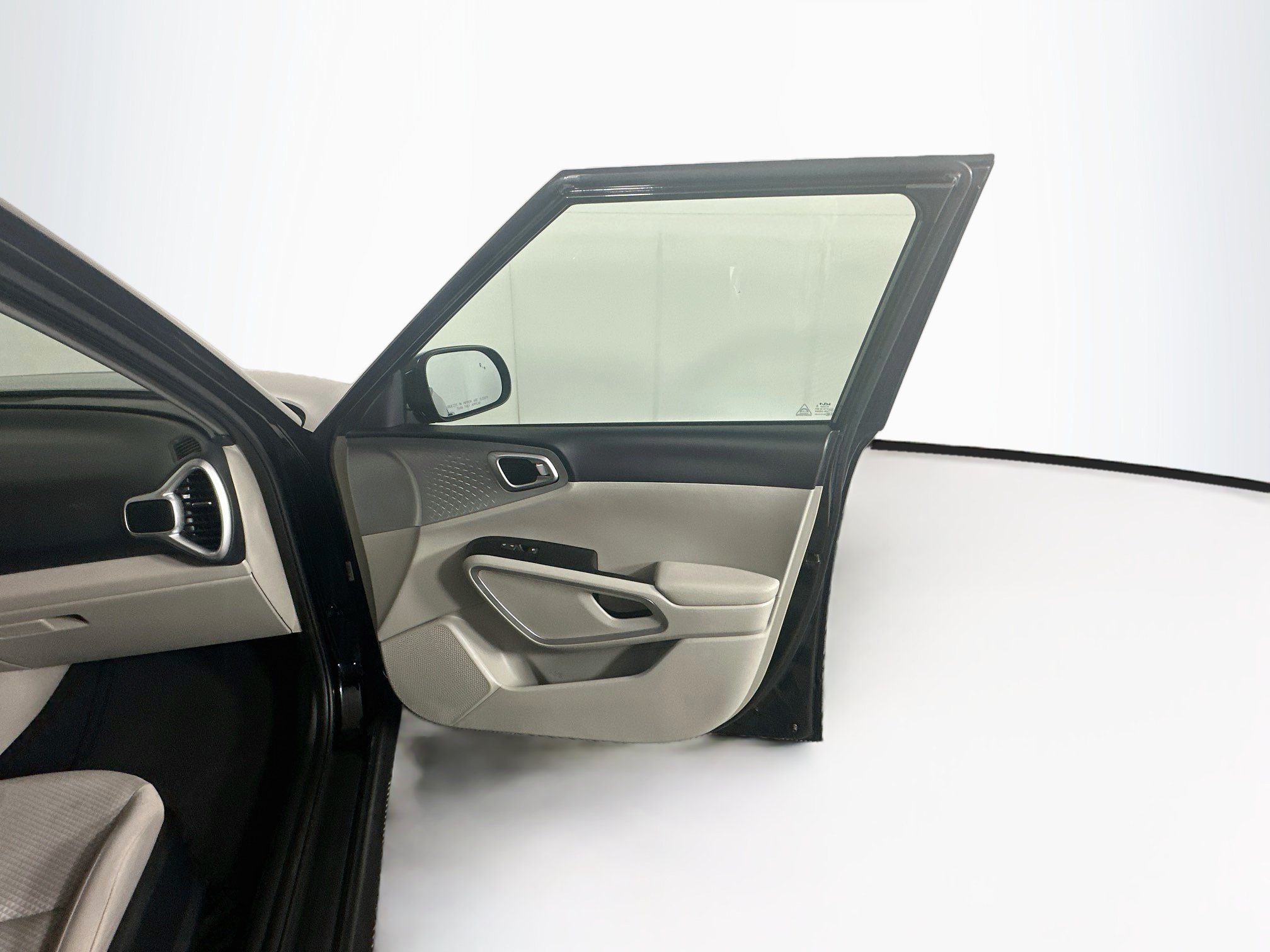 Used 2025 Kia Soul LX w/ LX Technology Package FWD image 30