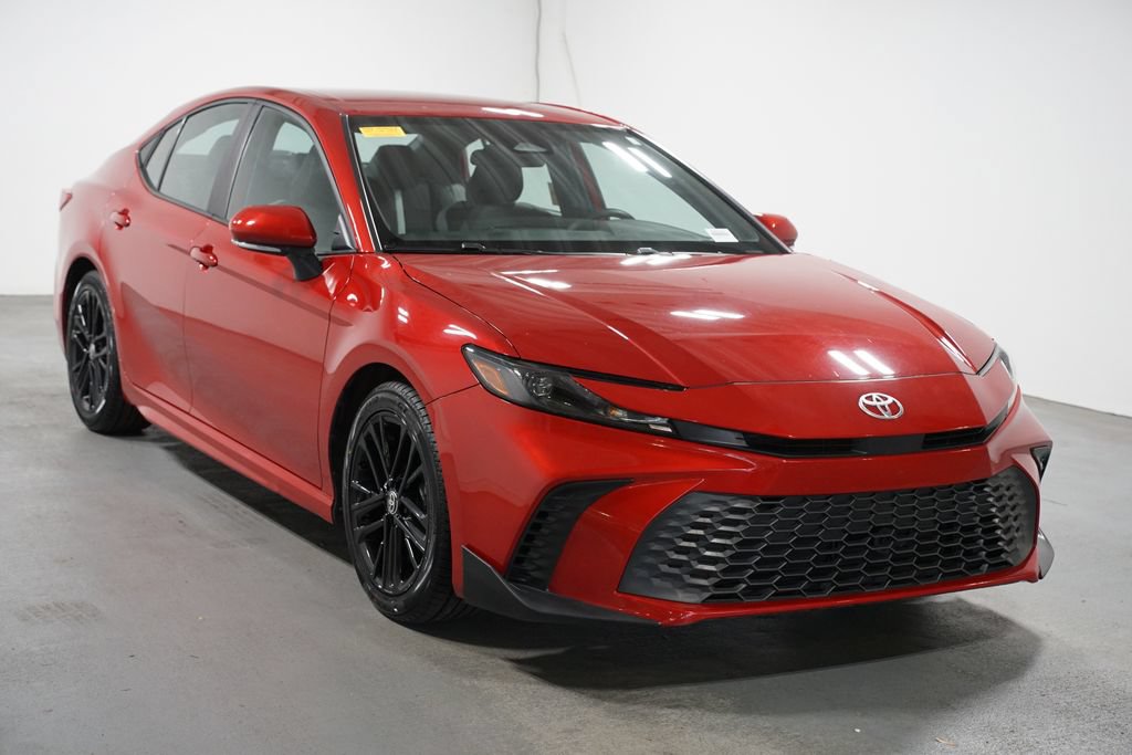 Used 2025 Toyota Camry SE FWD image 3