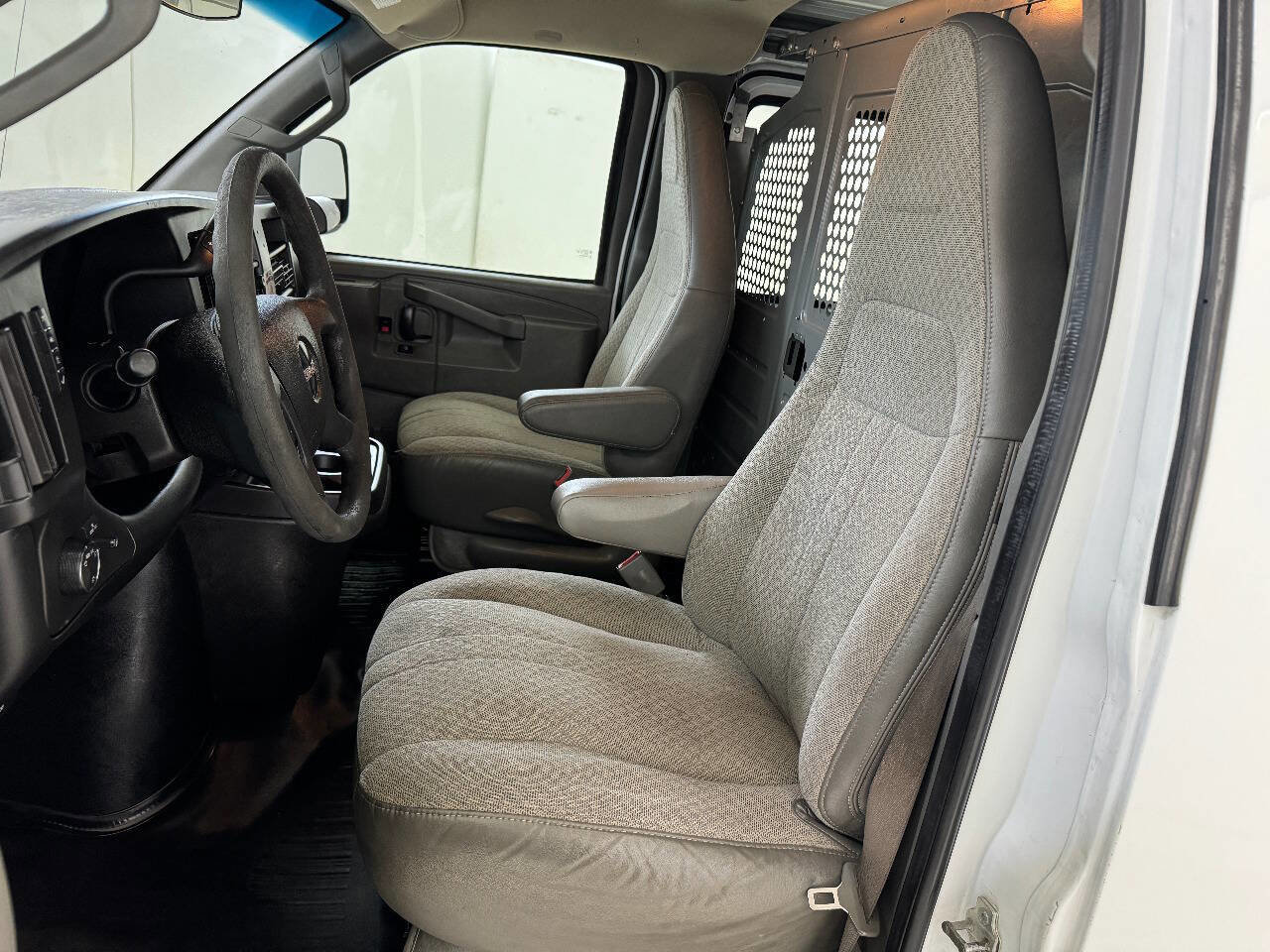 Used 2017 GMC Savana 2500 image 69