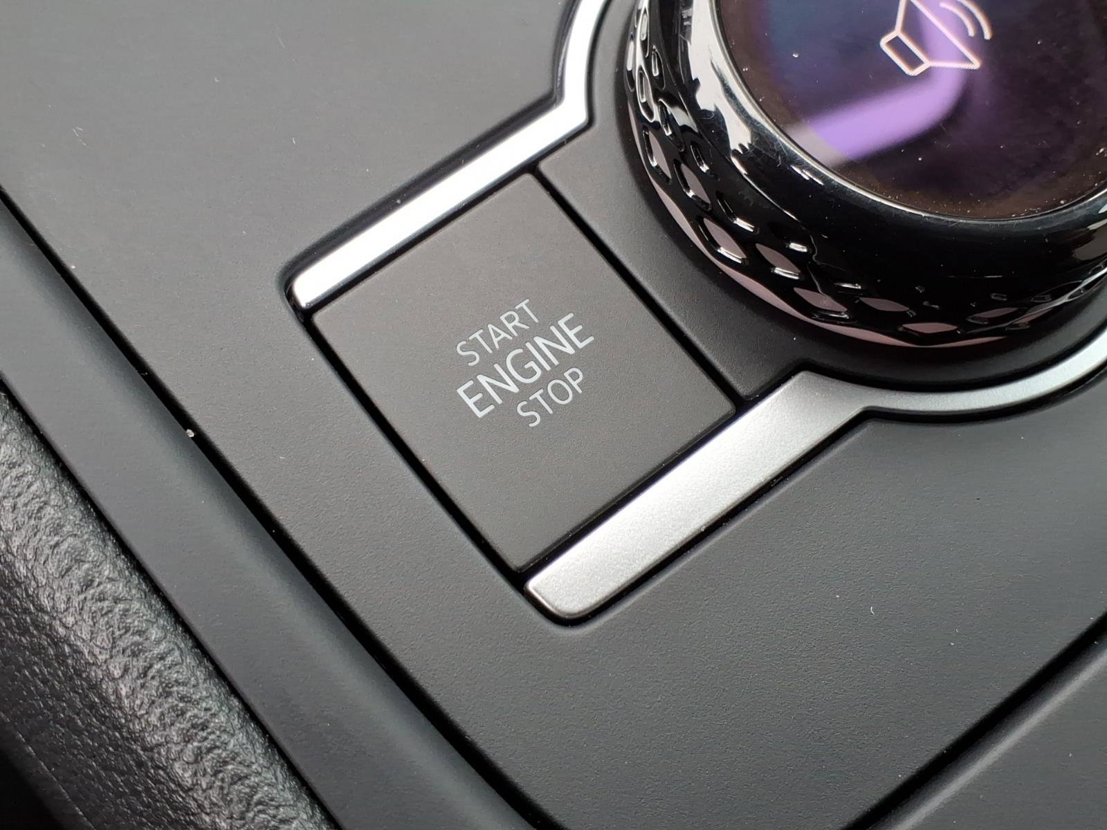 Certified 2025 Volkswagen Tiguan SE AWD/4WD image 32
