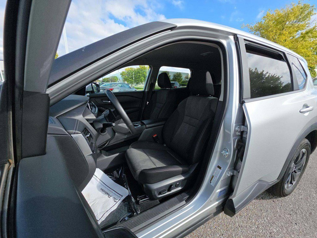 Used 2025 Nissan Rogue SV AWD/4WD image 2