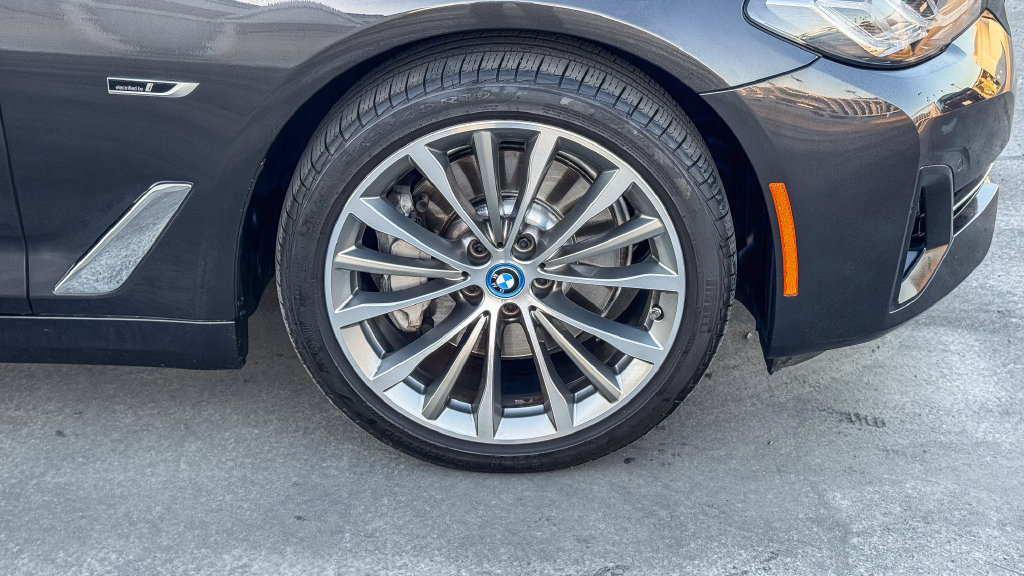 Used 2022 BMW 530e w/ Premium Package RWD image 11
