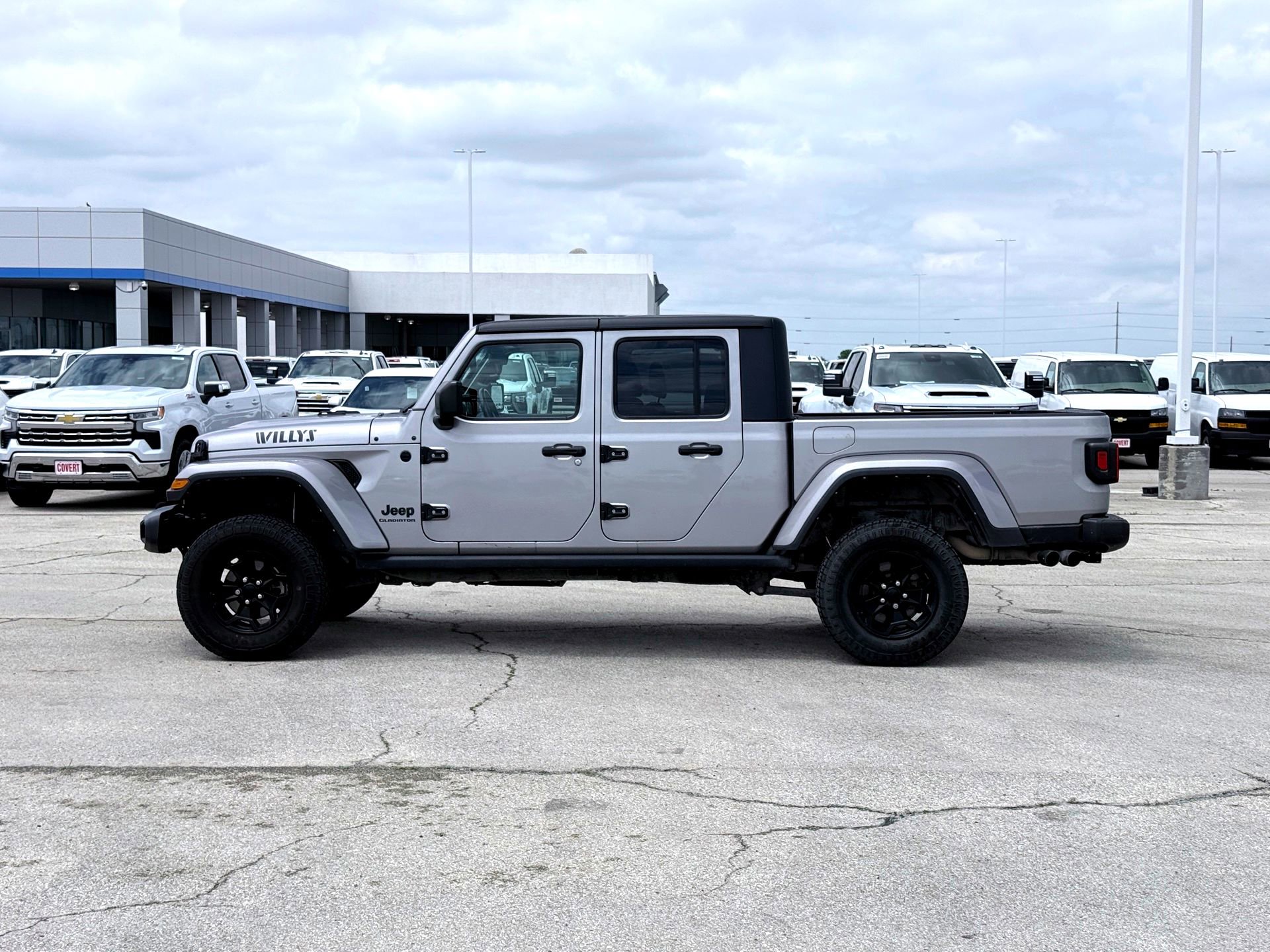Used 2021 Jeep Gladiator Willys AWD/4WD image 3