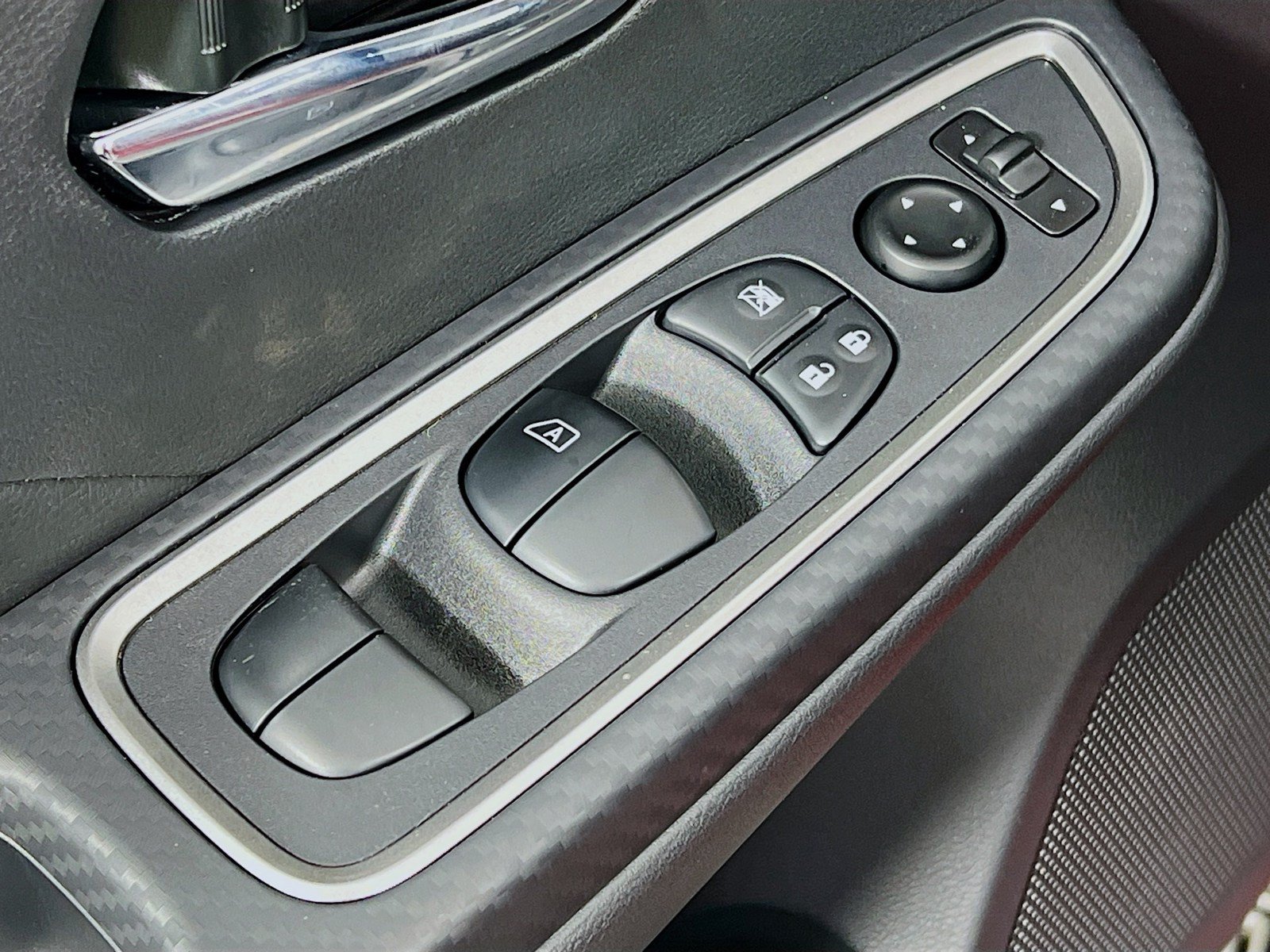 New 2025 Nissan Versa SR w/ Trunk Package FWD image 19