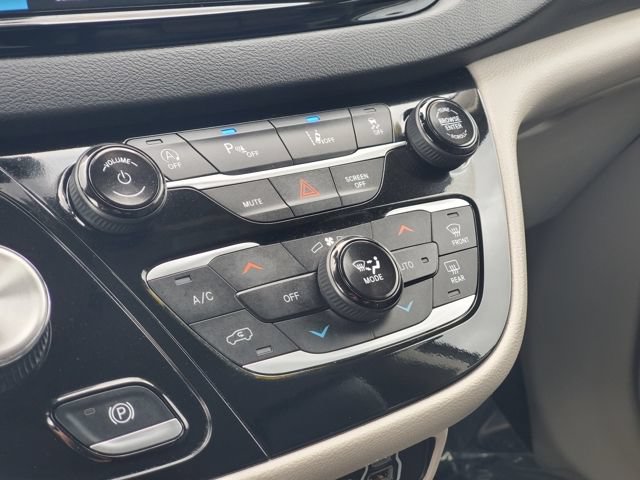 Used 2024 Chrysler Pacifica Touring-L FWD image 20