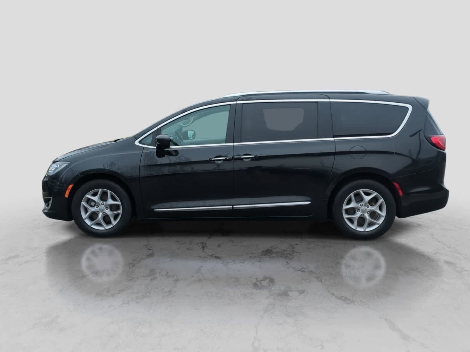 Used 2018 Chrysler Pacifica Touring-L Plus w/ Tire & Wheel Group FWD image 5