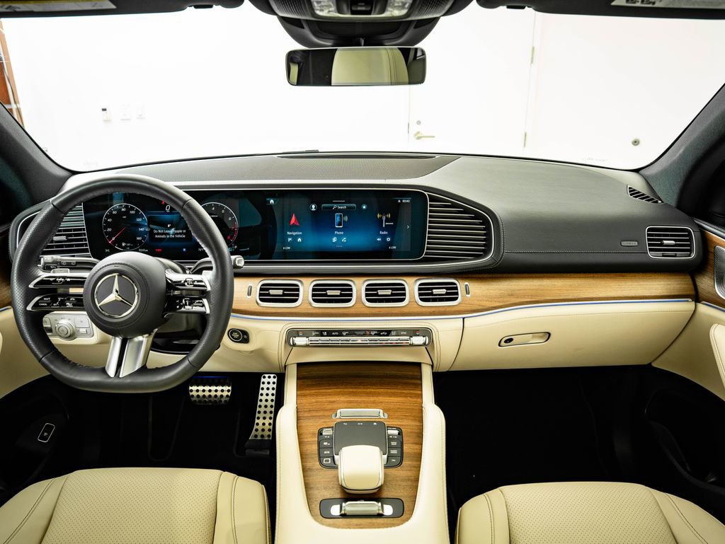 Used 2025 Mercedes-Benz GLS 450 4MATIC image 4