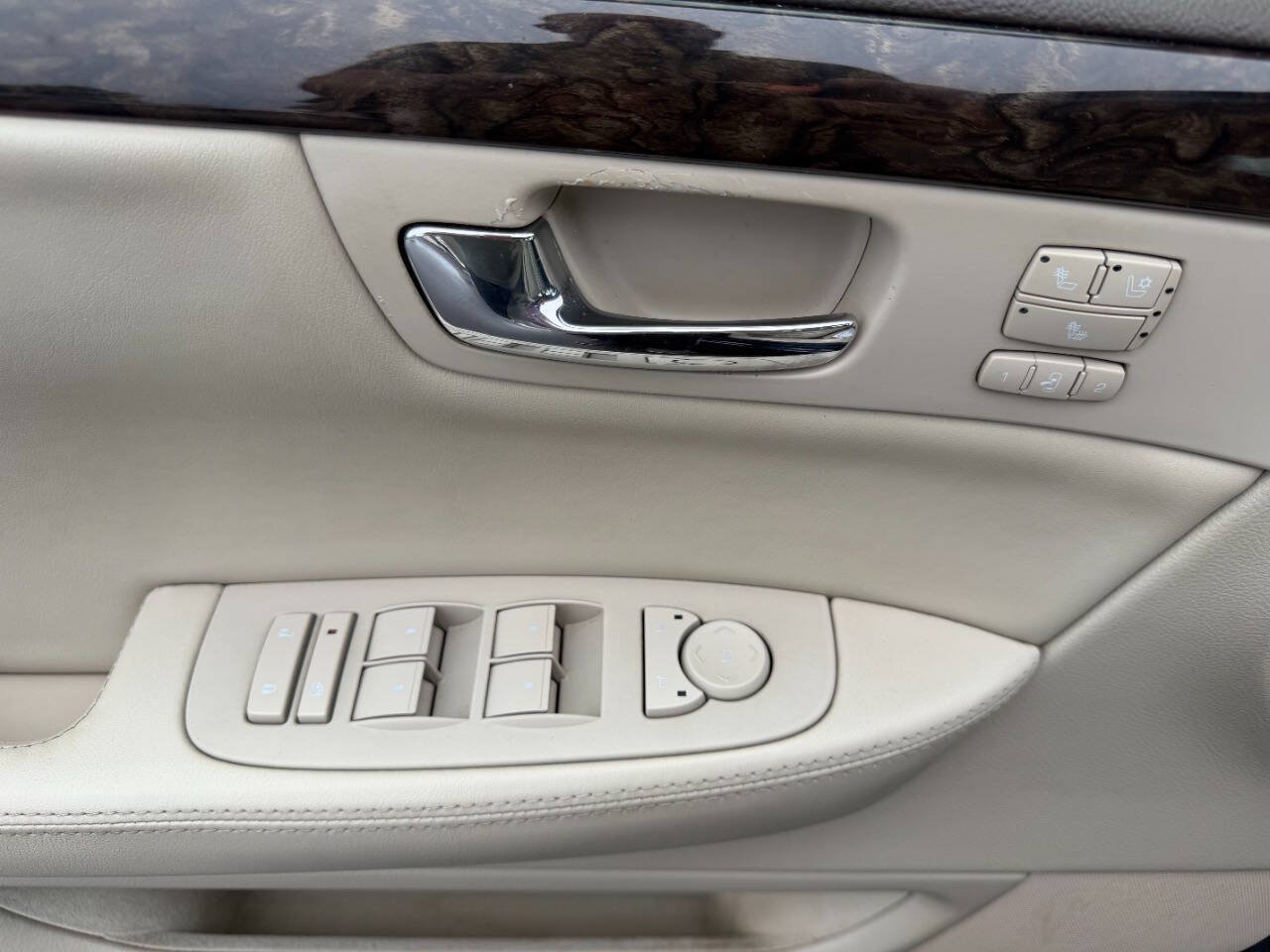 Used 2009 Cadillac DTS w/ Trunk Convenience Package FWD image 15