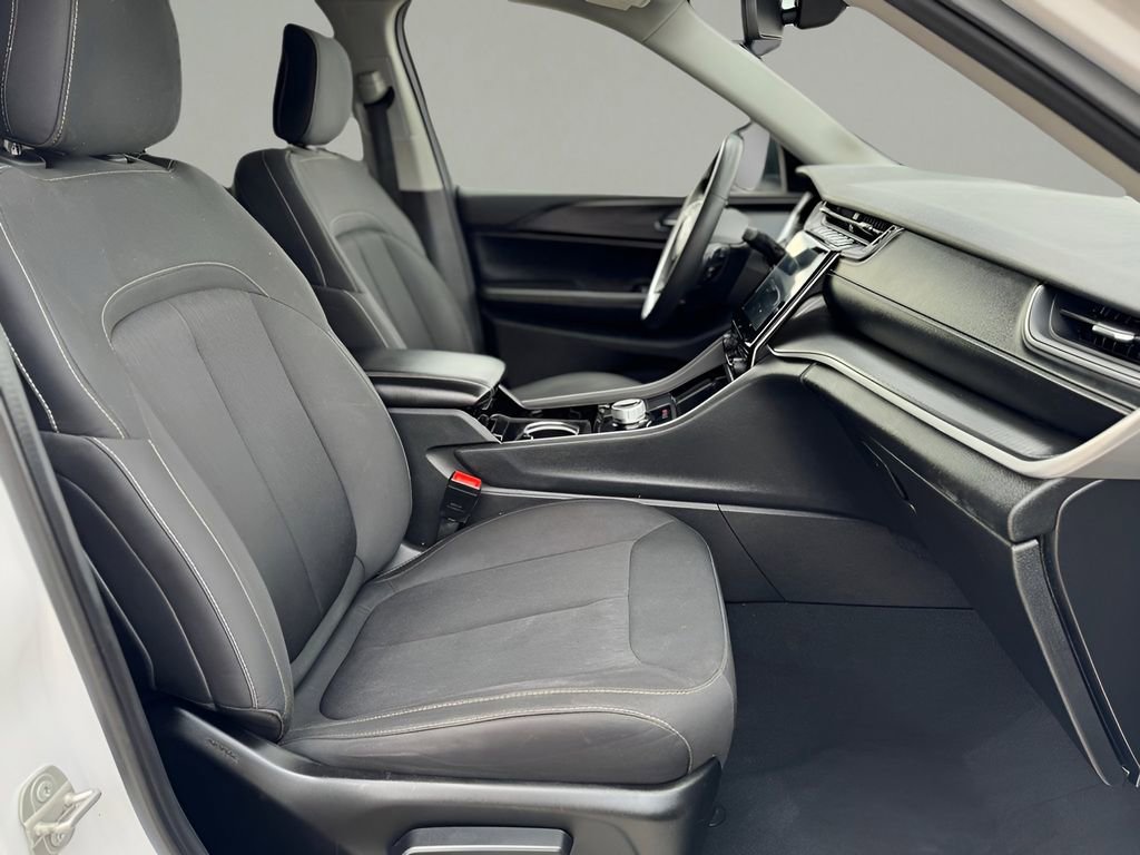 Used 2023 Jeep Grand Cherokee Laredo image 14