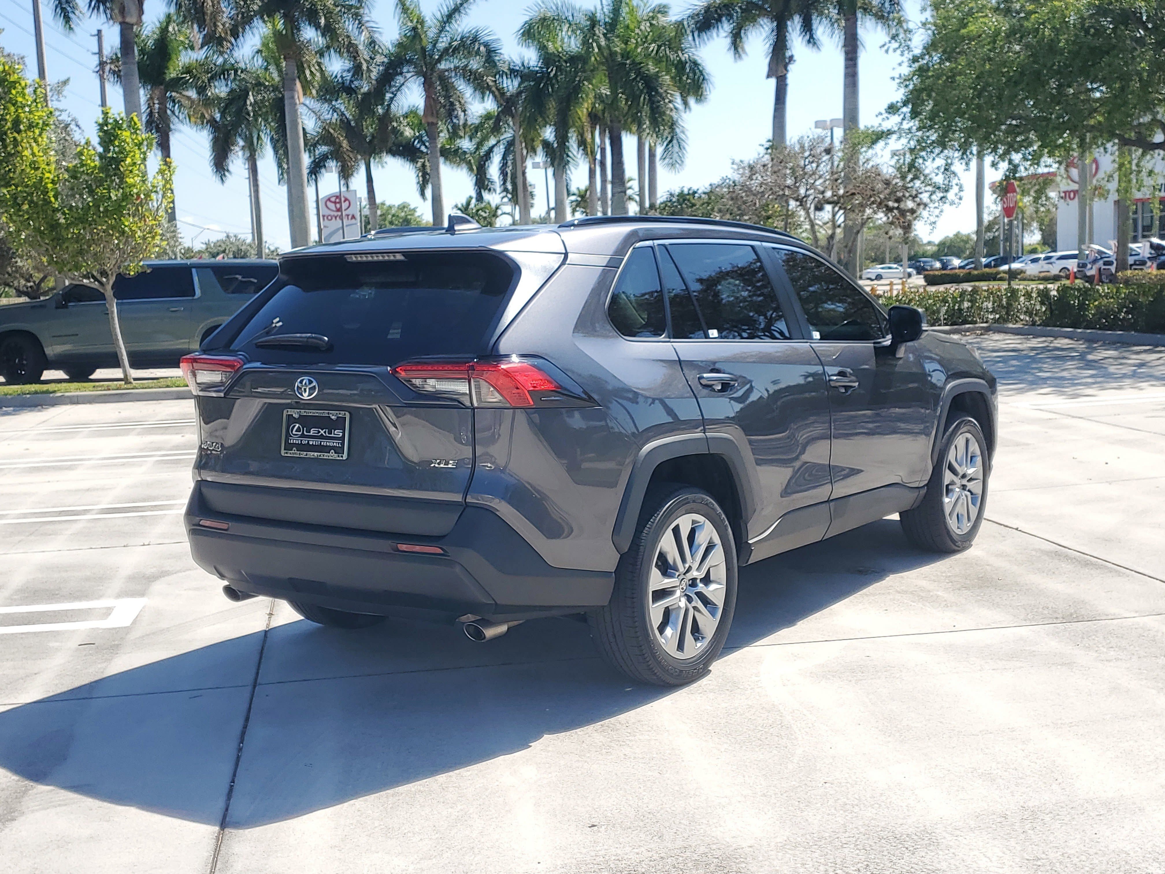 Used 2023 Toyota RAV4 XLE Premium image 10