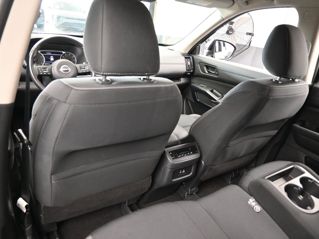 Used 2025 Nissan Pathfinder SV image 32