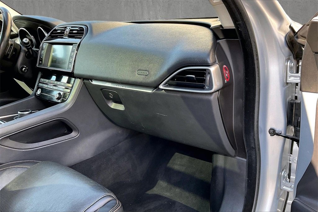 Used 2017 Jaguar F-PACE Prestige image 26