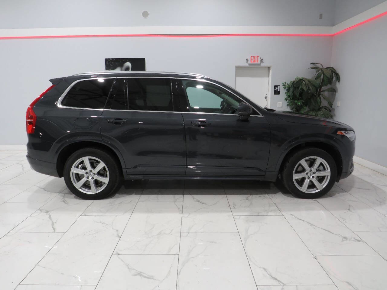 Used 2022 Volvo XC90 T5 Momentum image 3
