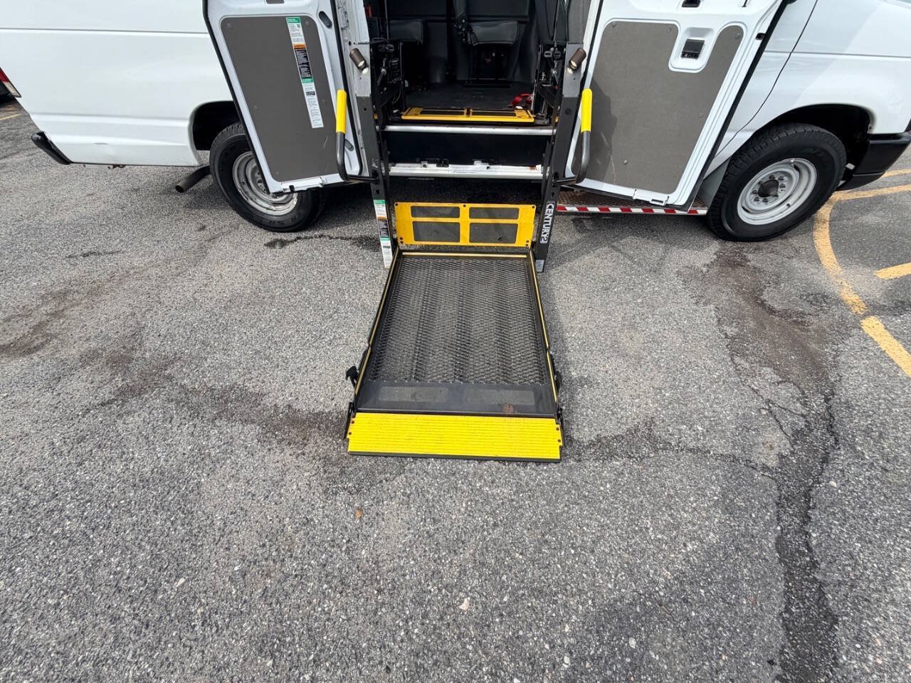 Used 2014 Ford E-250 and Econoline 250 Extended w/ Power Group RWD image 3