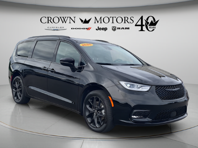 Used 2025 Chrysler Pacifica Limited AWD/4WD image 3