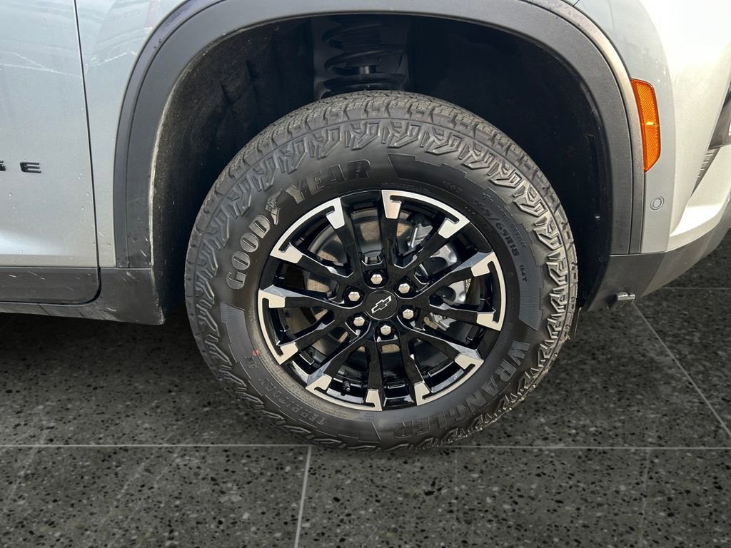 Used 2025 Chevrolet Traverse Z71 image 9