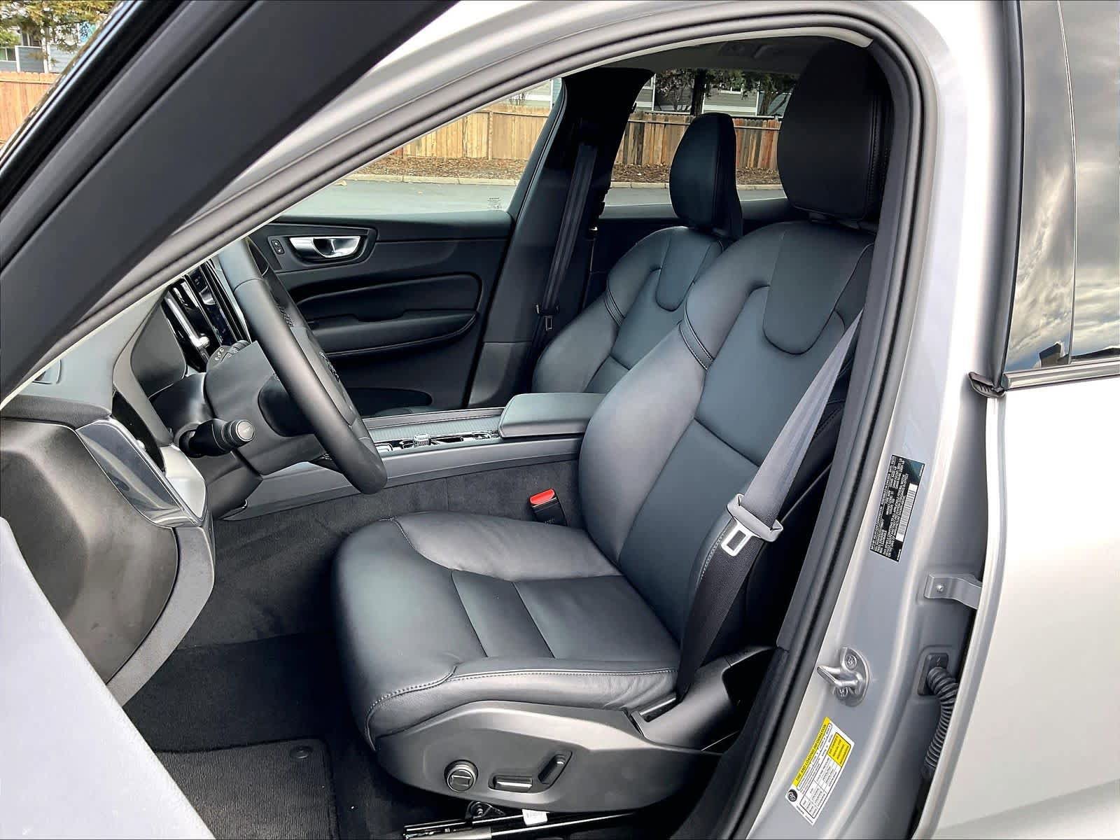 Used 2025 Volvo XC60 B5 Core AWD/4WD image 27
