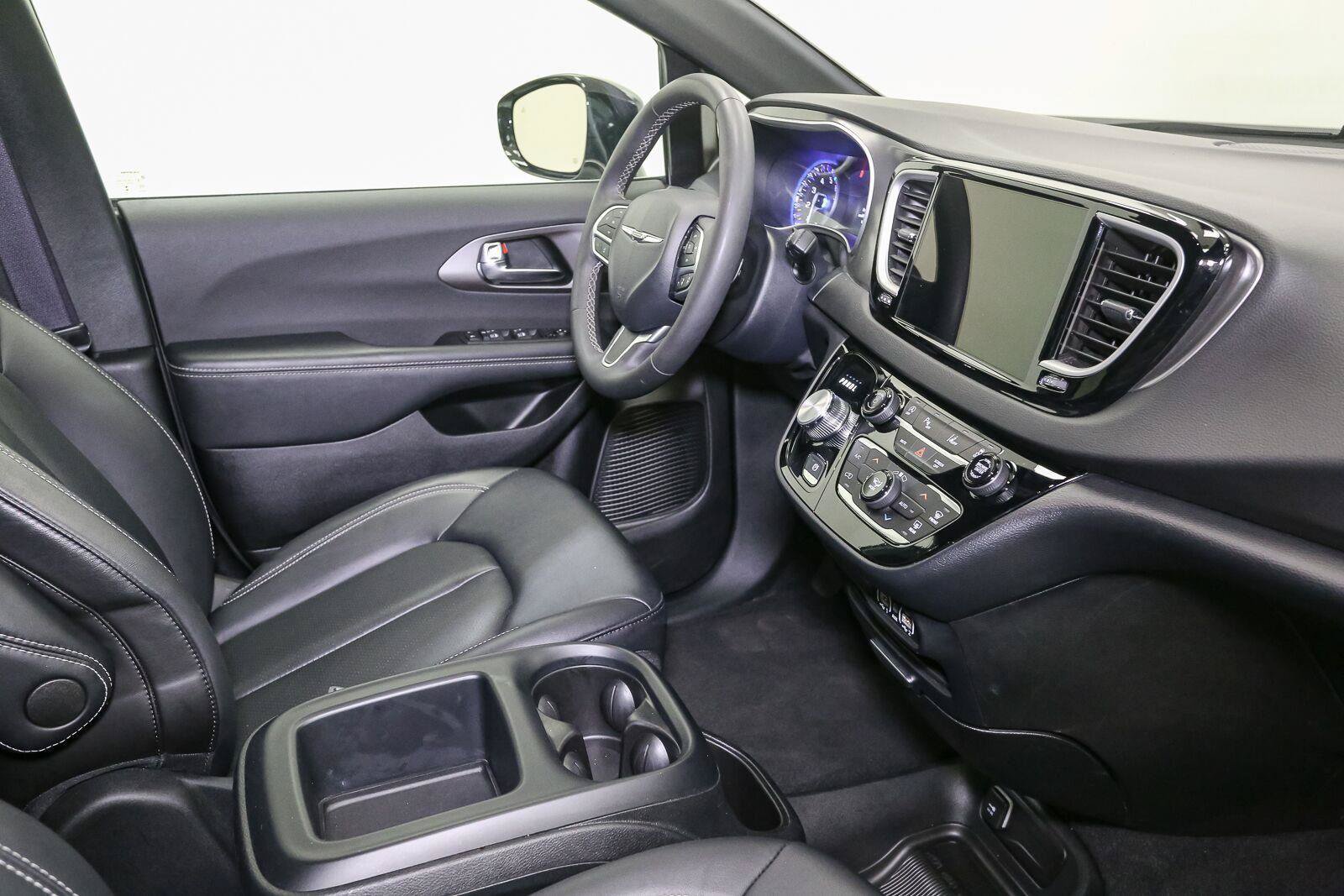 Used 2025 Chrysler Pacifica Select FWD image 17