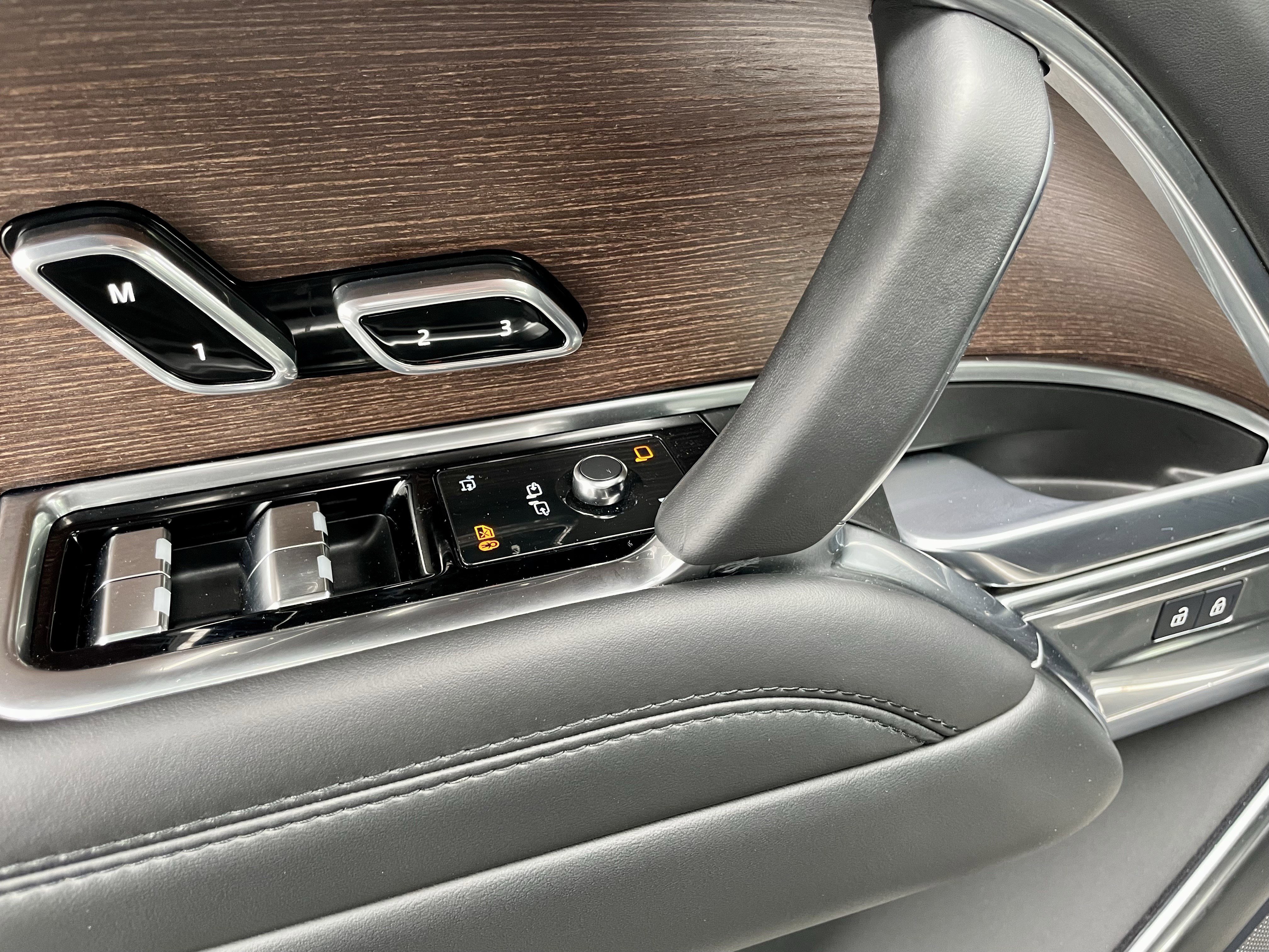 Certified 2025 Land Rover Range Rover SE image 11