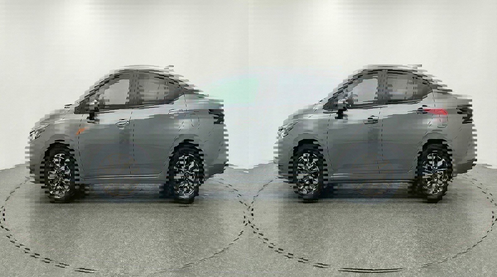 Used 2025 Nissan Versa SV image 4