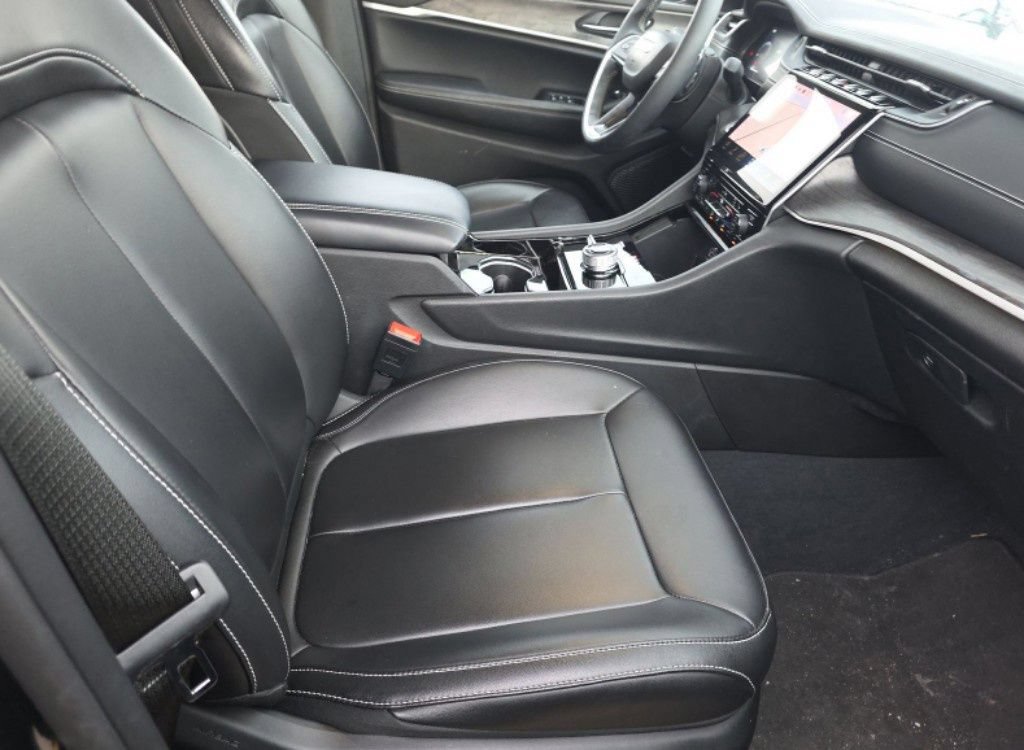 Used 2023 Jeep Grand Cherokee Limited AWD/4WD image 17