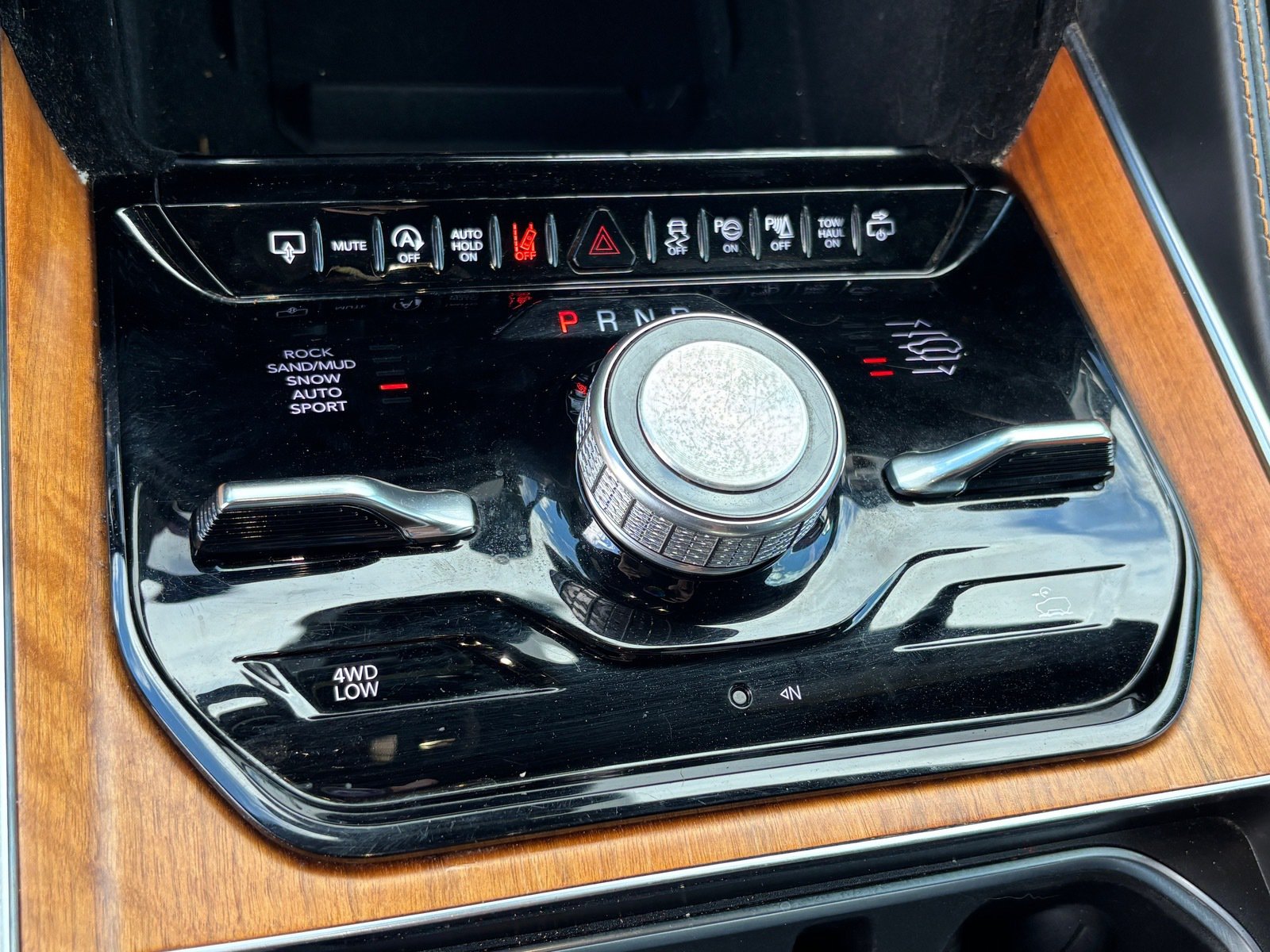 Used 2024 Jeep Grand Wagoneer L Series III AWD/4WD image 16