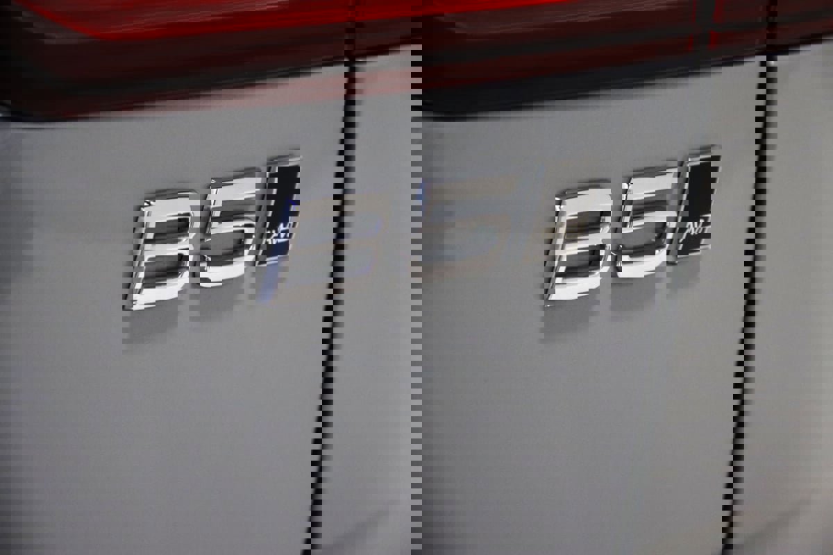 Used 2025 Volvo V60 B5 Cross Country Plus image 8