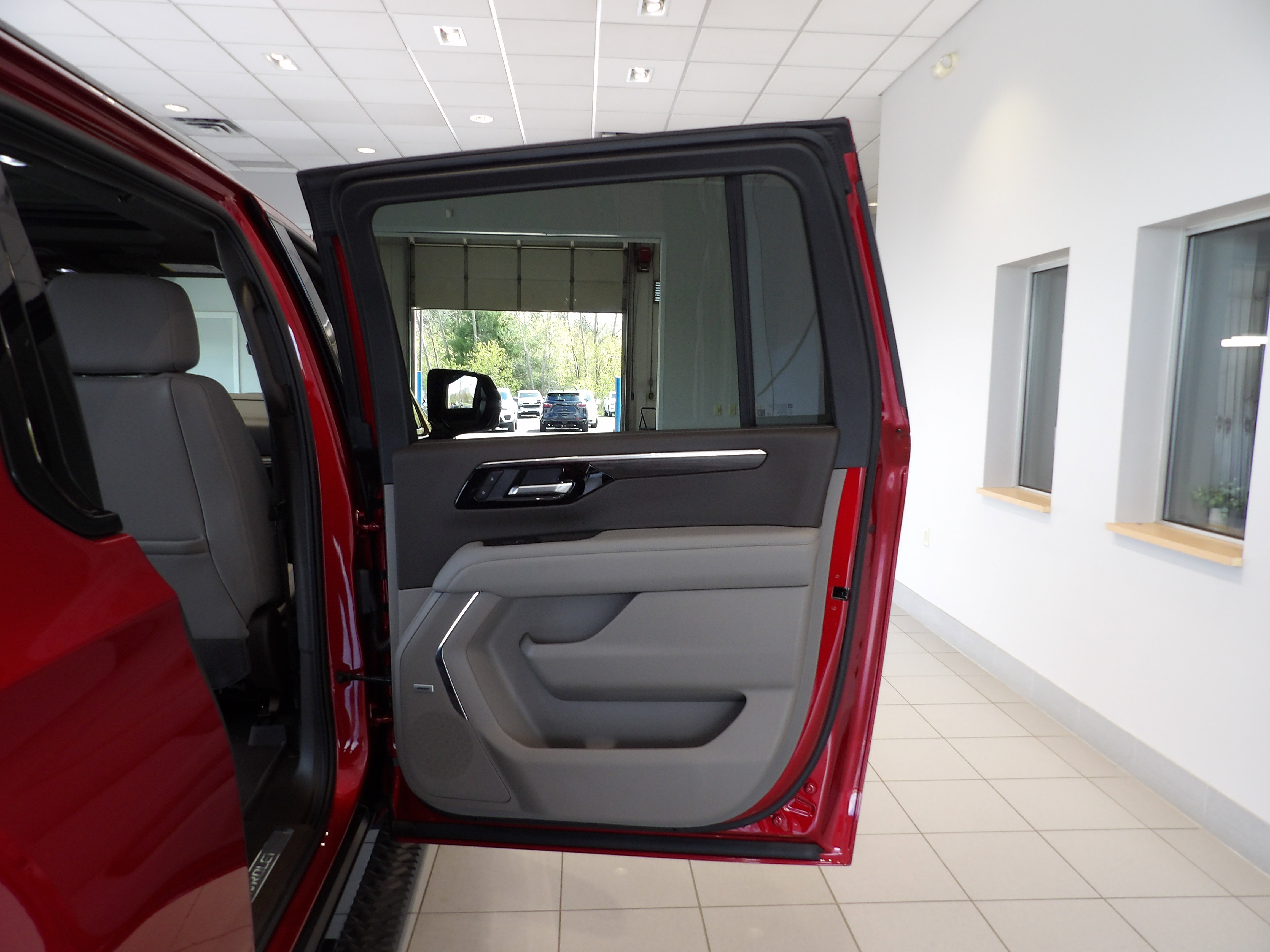 Used 2025 Chevrolet Suburban Z71 w/ Z71 Off-Road Package AWD/4WD image 23
