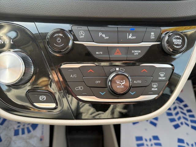 Used 2024 Chrysler Pacifica Touring-L image 28