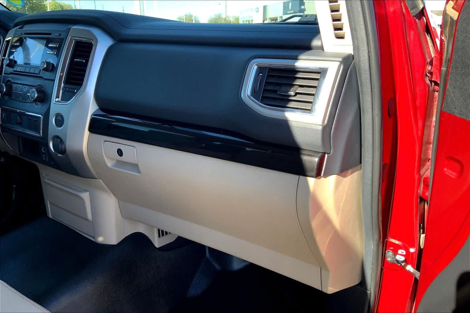 Used 2017 Nissan Titan SV RWD image 19