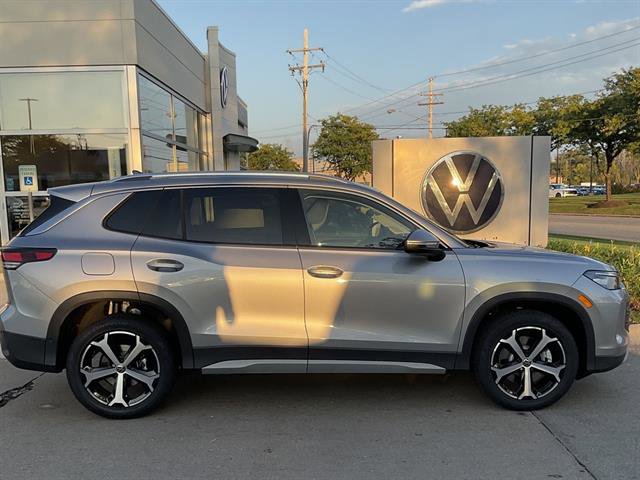 New 2025 Volkswagen Tiguan SE image 2