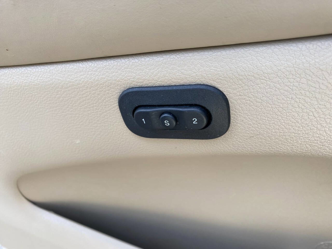 Used 2017 Jeep Grand Cherokee Overland image 18