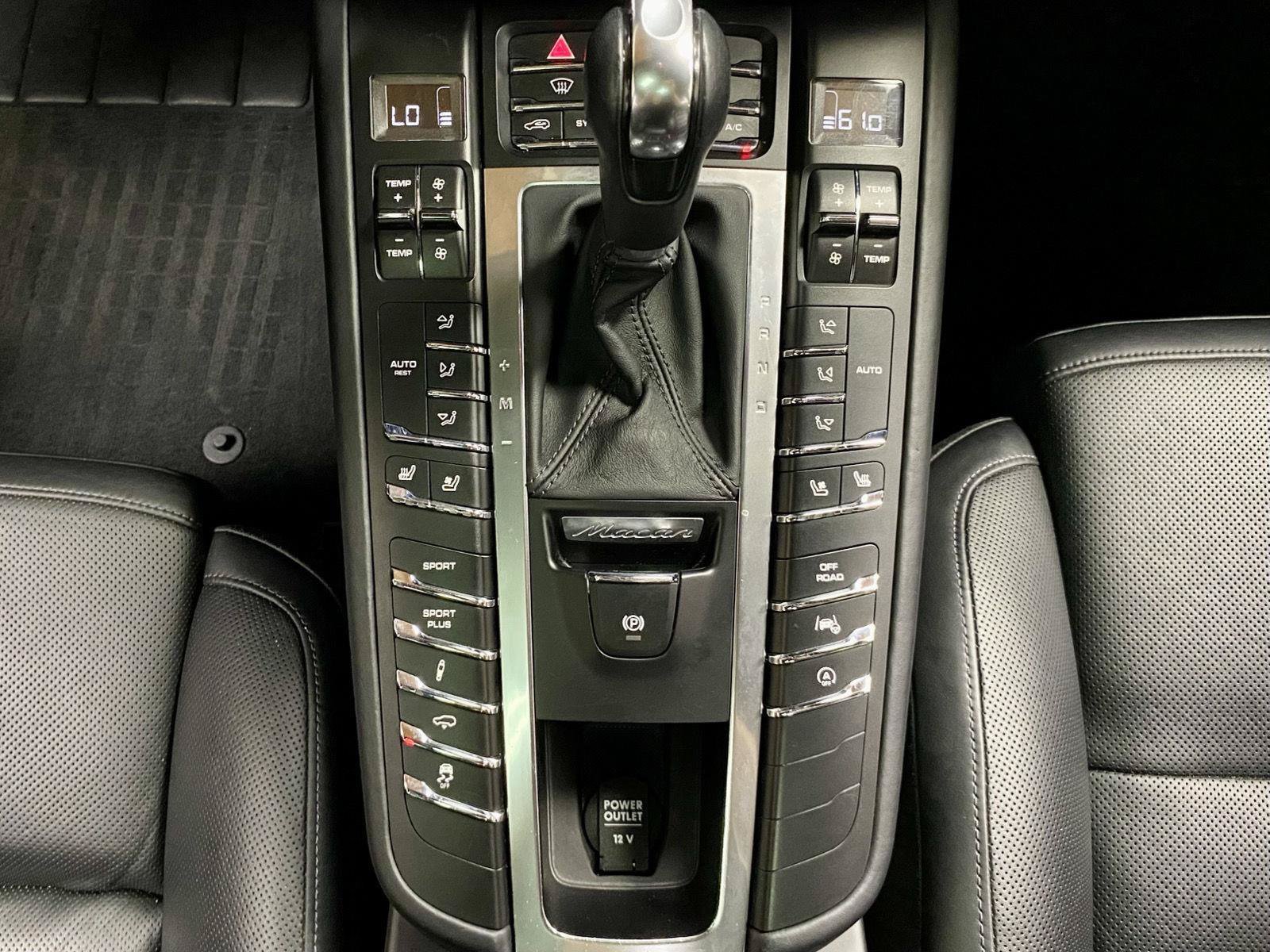 Used 2015 Porsche Macan Turbo AWD/4WD image 25
