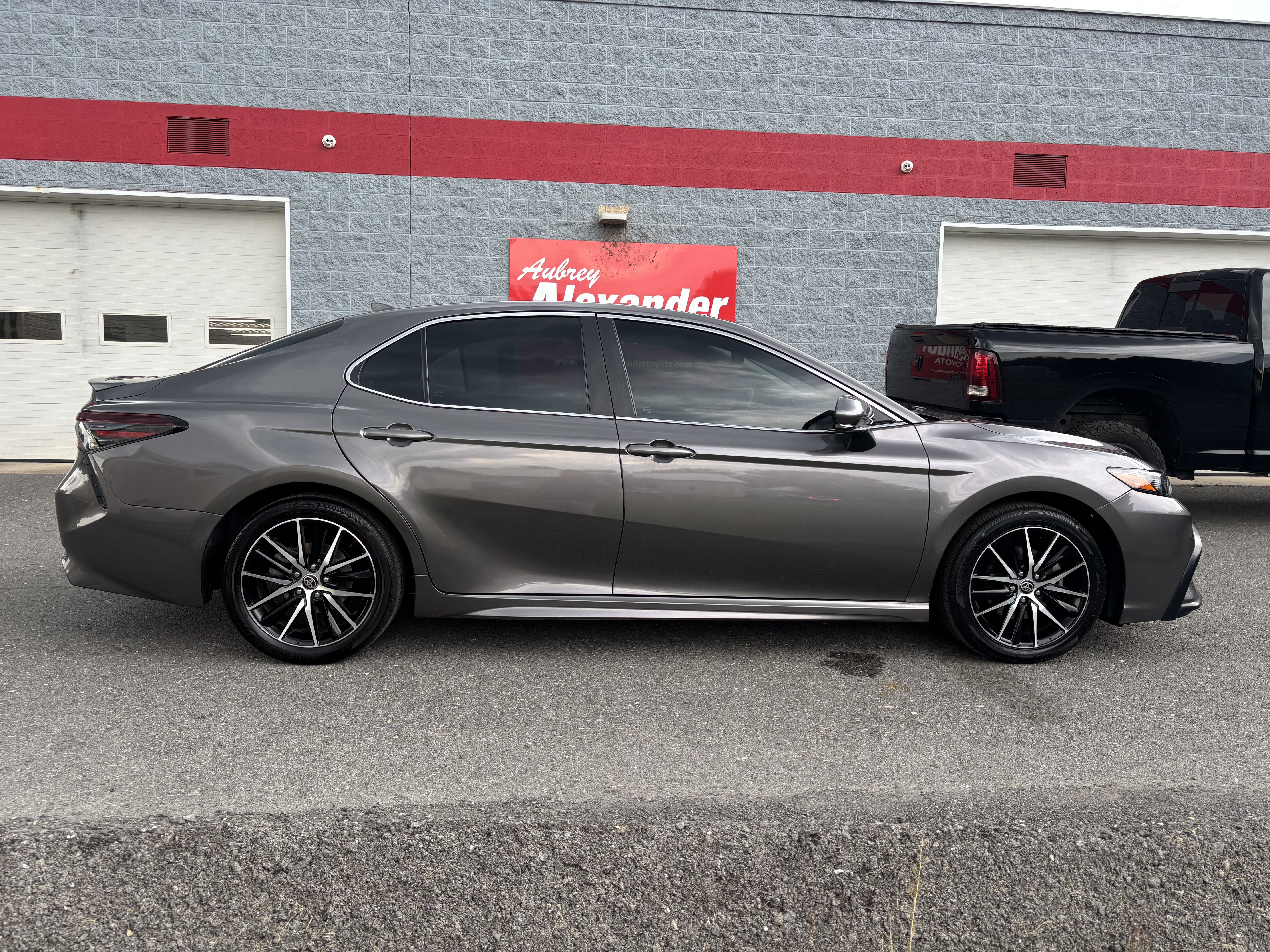 Used 2023 Toyota Camry SE w/ Cold Weather Package FWD image 2