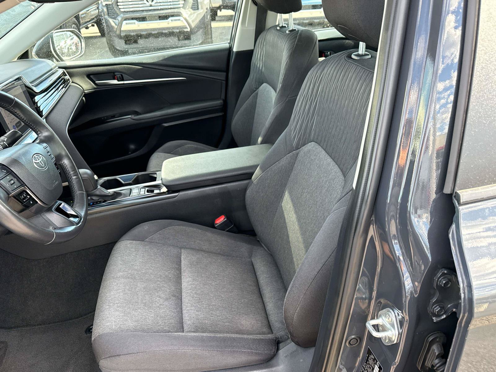 Used 2025 Toyota Camry XLE AWD/4WD image 11