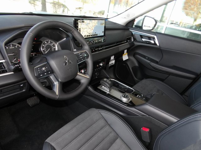 New 2025 Mitsubishi Outlander SE image 13