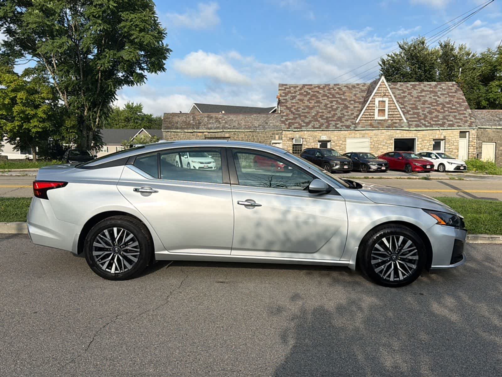 Used 2023 Nissan Altima 2.5 SV w/ SV Premium Package AWD/4WD image 5