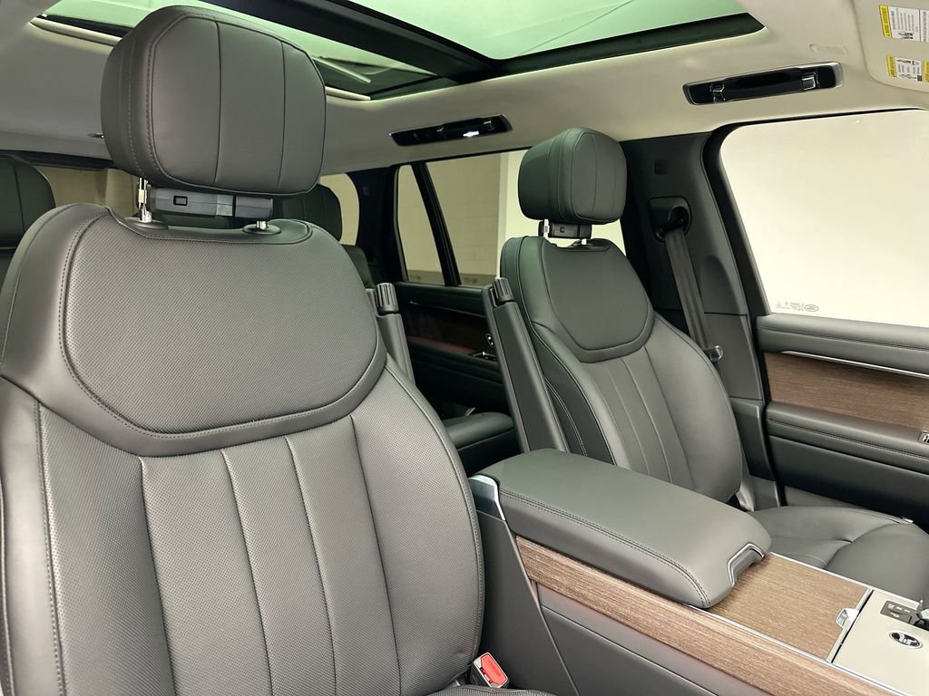 Used 2025 Land Rover Range Rover Long Wheelbase SE image 3