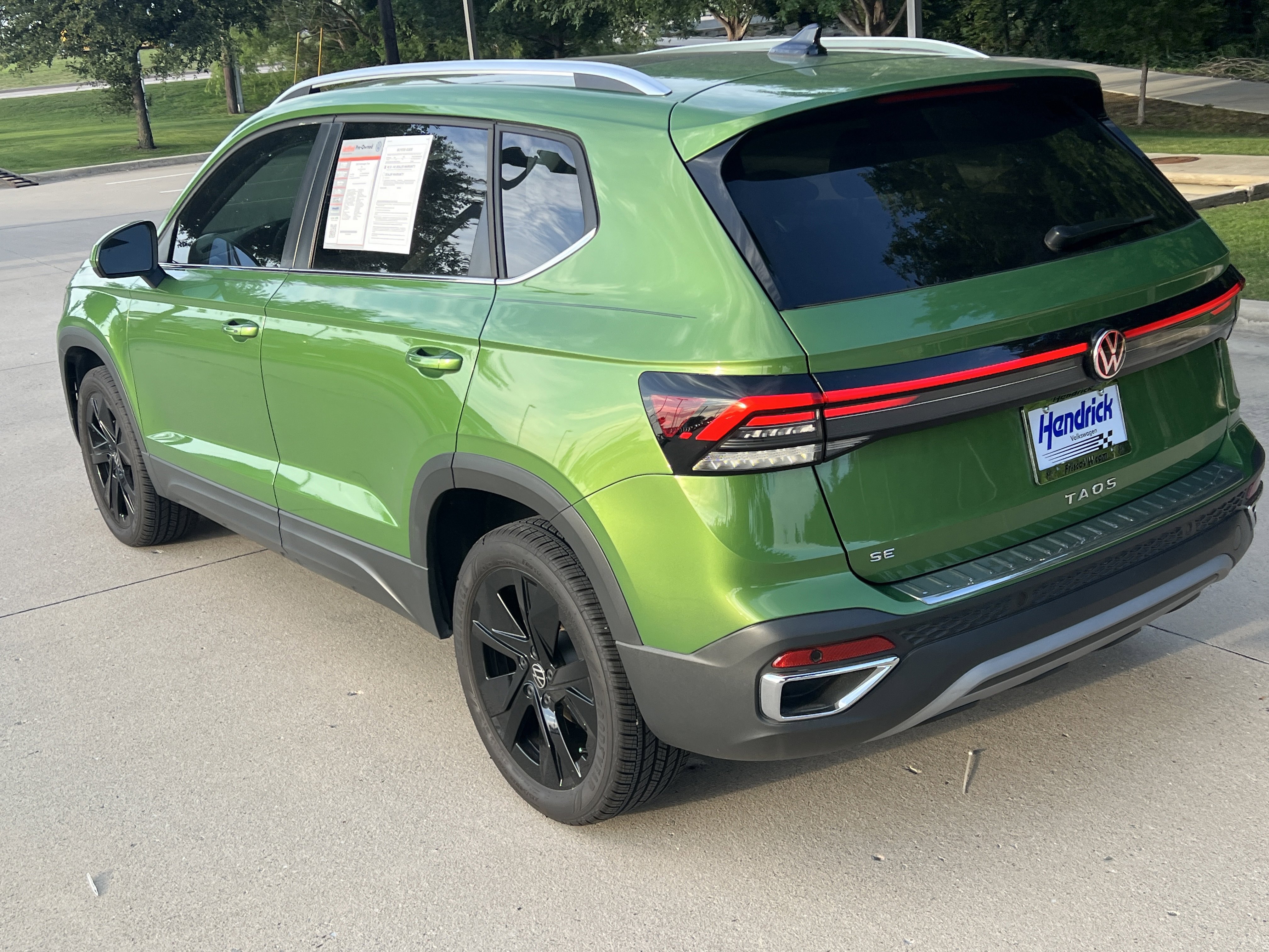 Used 2025 Volkswagen Taos SE FWD image 8