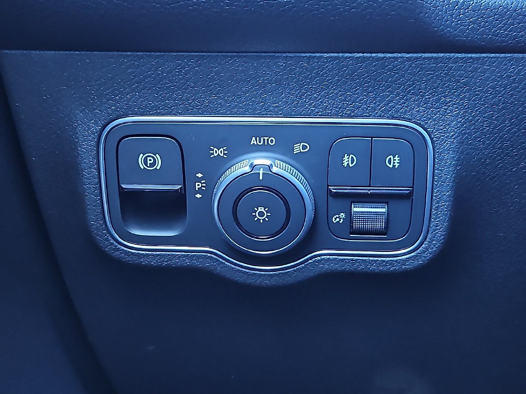 Used 2025 Mercedes-Benz GLB 250 image 21