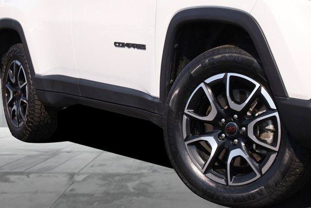 Used 2025 Jeep Compass Trailhawk w/ Trailer Tow Group AWD/4WD image 2