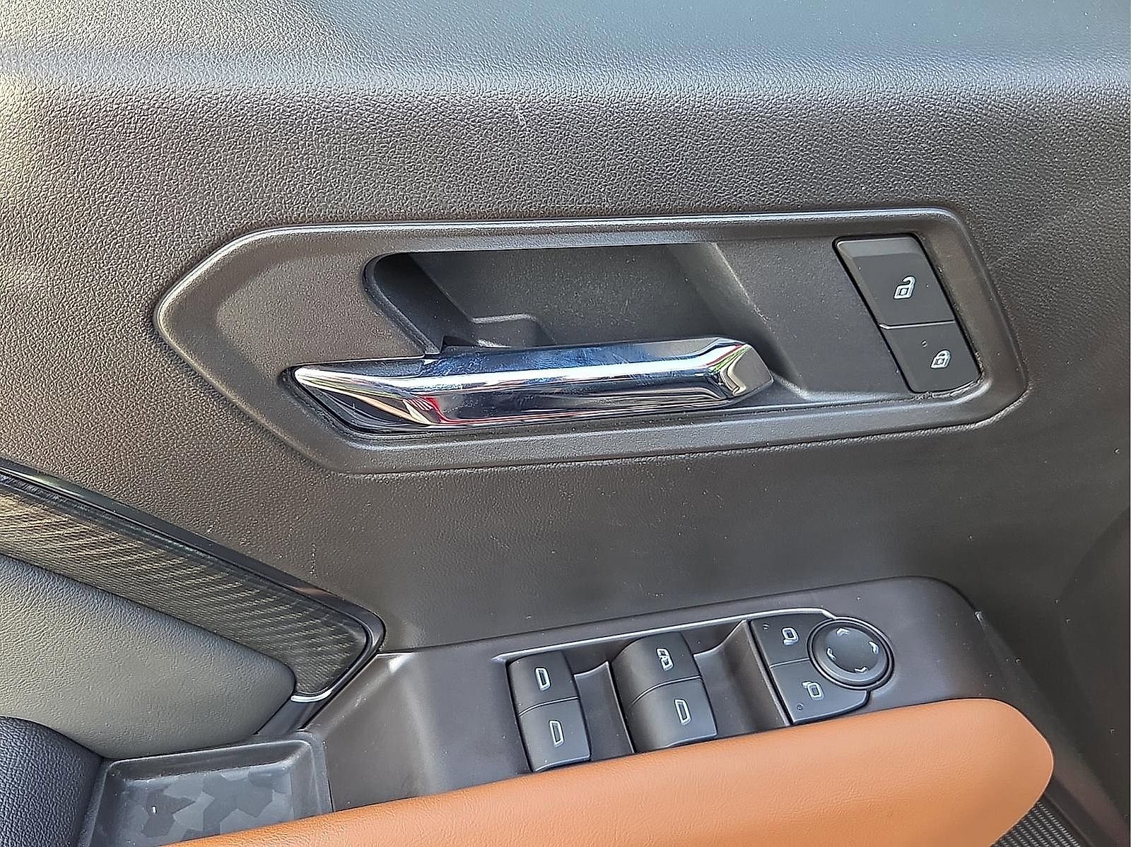 Used 2025 GMC Canyon AT4 w/ Nightfall Edition AWD/4WD image 13