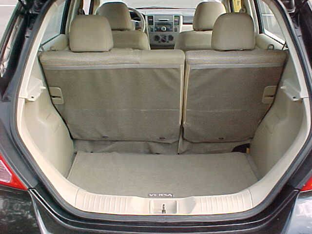 Used 2011 Nissan Versa Hatchback w/ Premium Pkg FWD image 8