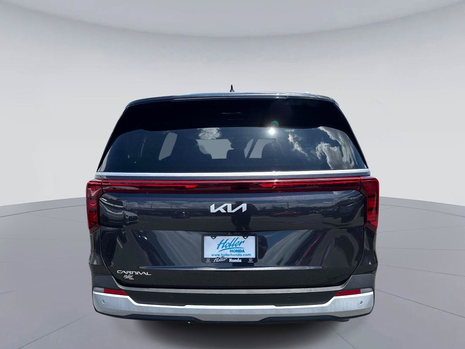Used 2025 Kia Carnival FWD image 5