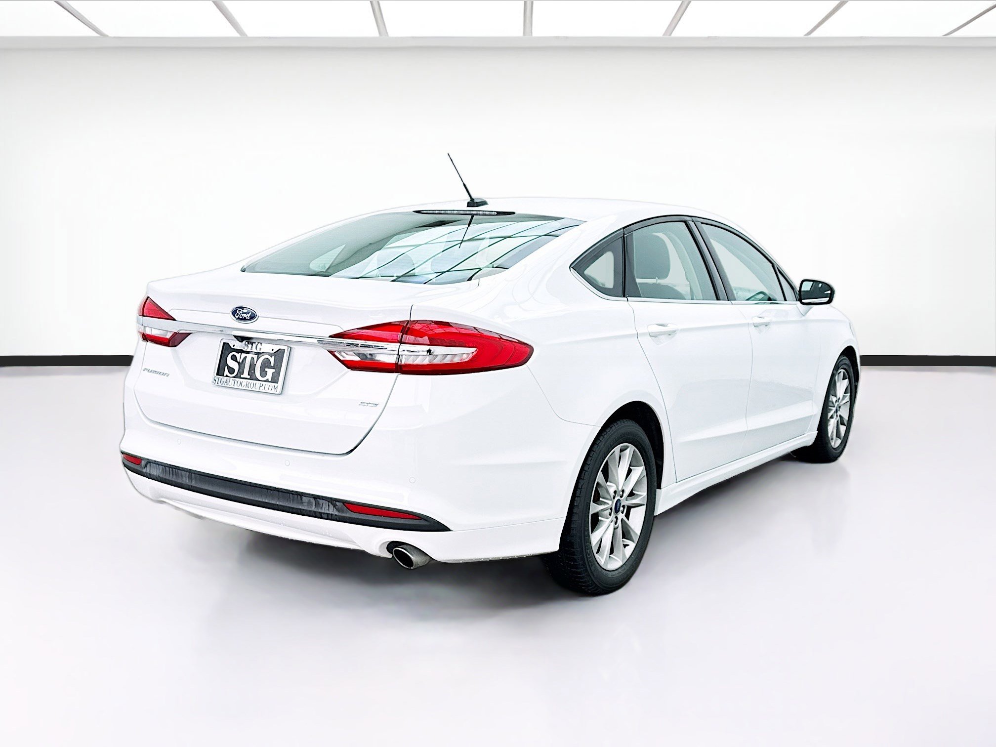 Used 2017 Ford Fusion SE w/ Fusion SE Technology Package image 4