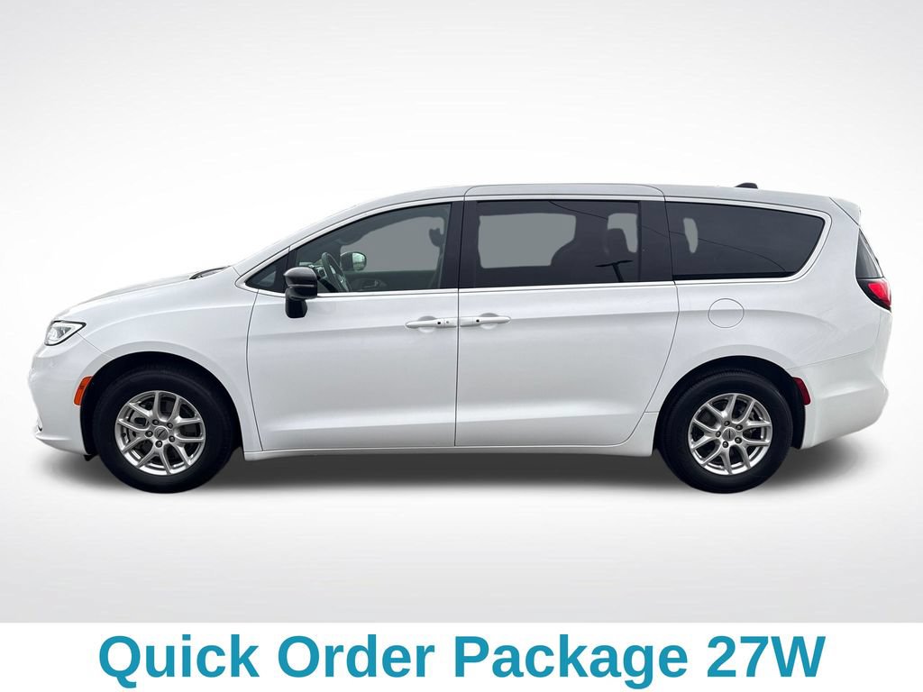 Used 2024 Chrysler Pacifica Touring FWD image 2