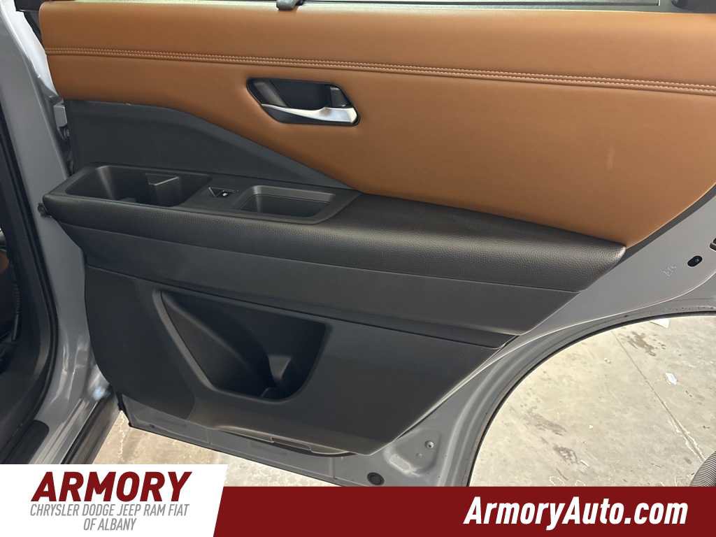 Used 2022 Nissan Pathfinder Platinum w/ Cargo Package image 36