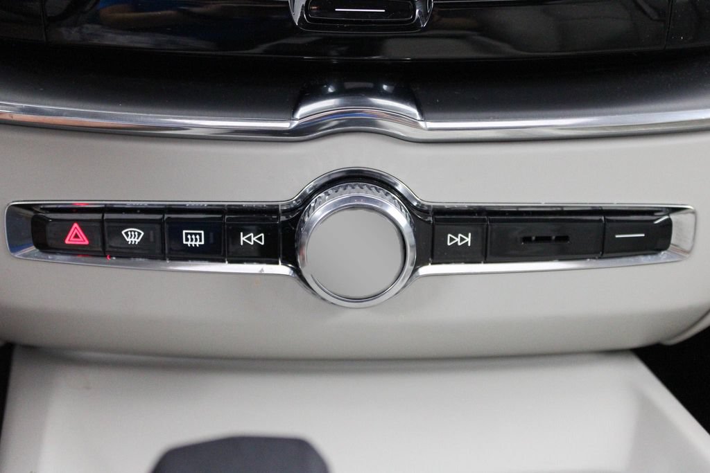 Used 2025 Volvo XC60 B5 Plus w/ Protection Package Premier AWD/4WD image 37